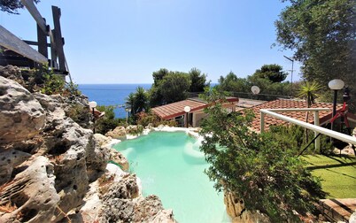 Marvellous property w/ heated pool & sea access