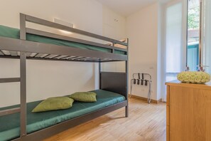 2 室のベッドルーム、アイロン / アイロン台、WiFi (無料)、ベッドシーツ