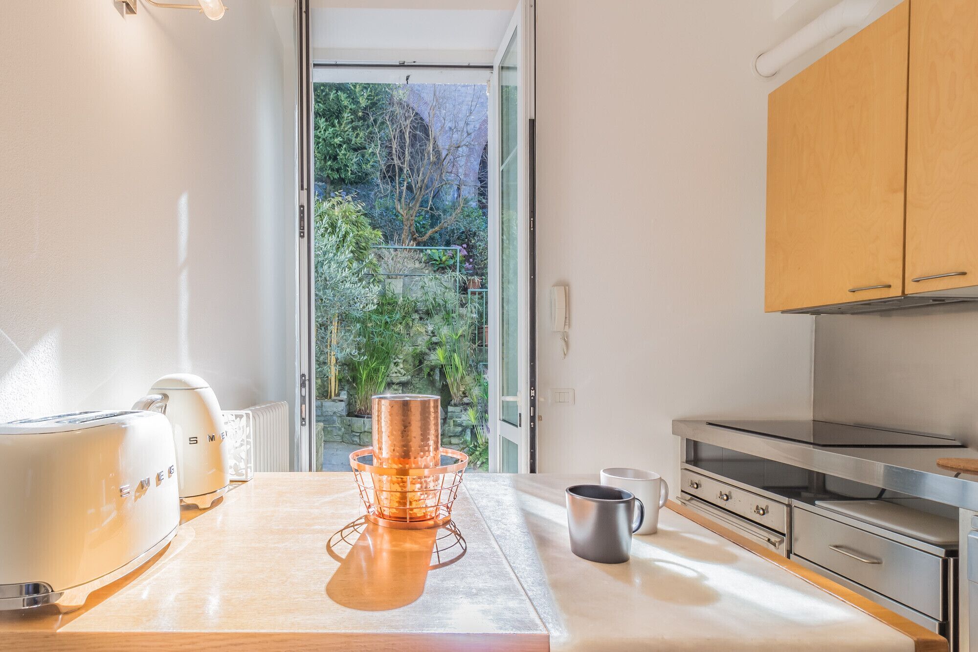 Fridge, oven, dishwasher, coffee/tea maker