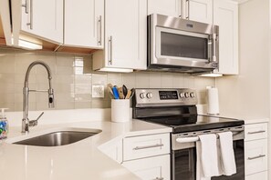 Fridge, microwave, oven, stovetop - Pickleball, Game Room, Heated Pool, 4 Min to Beach (Bradenton)