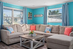 TV, video games, table football, offices - Pickleball, Game Room, Heated Pool, 4 Min to Beach (Bradenton)