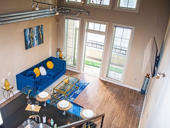 Smart TV, stereo - Luxurious Midtown Loft (Atlanta)