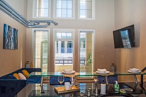 Smart TV, stereo - Luxurious Midtown Loft (Atlanta)
