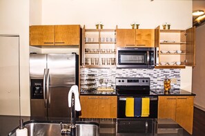 Fridge, microwave, oven, stovetop - Luxurious Midtown Loft (Atlanta)