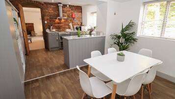 Cottage | Dapur peribadi | Peti sejuk, mesin basuh pinggan mangkuk, cerek elektrik, pembakar roti