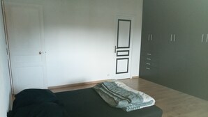A room with a bed, a wardrobe, and a door. - L'hote 640 (Tarnos)