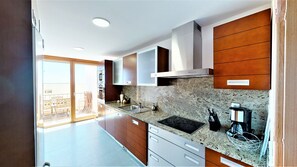 Een koelkast, een microgolfoven, een oven, een vaatwasser