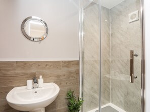 Cottage | Bathroom - Little Mead (Holyhead)