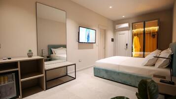 Superior Queen Room | Desk, soundproofing, free WiFi
