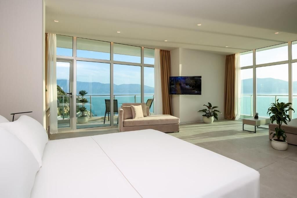 Superior Suite with Sea View | Bàn, phòng cách âm, truy cập Internet không dây miễn phí 