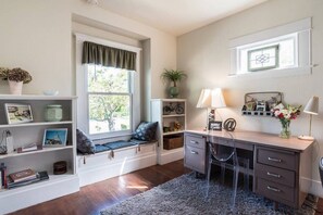 Interior - Downtown Retro Bungalow Dog Friendly (Santa Rosa)
