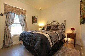 2 bedrooms, desk, iron/ironing board, WiFi