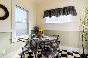 Dining - Downtown Retro Bungalow Dog Friendly (Santa Rosa)