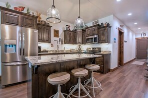 ثلاجة، ميكروويف، فرن، موقد طهي مسطح