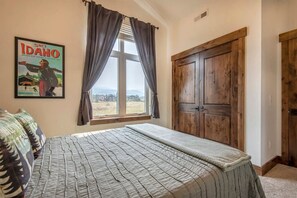 3 bedrooms, desk, iron/ironing board, WiFi