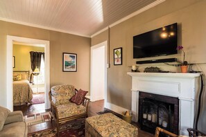 TV, offices - Historic Santa Rosa Cottage Hot Tub (Santa Rosa)