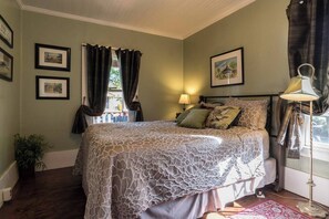 2 bedrooms, iron/ironing board, WiFi, bed sheets - Historic Santa Rosa Cottage Hot Tub (Santa Rosa)