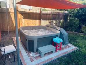 Outdoor spa tub - Historic Santa Rosa Cottage Hot Tub (Santa Rosa)