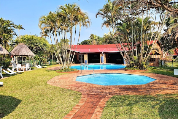 Una piscina al aire libre, tumbonas