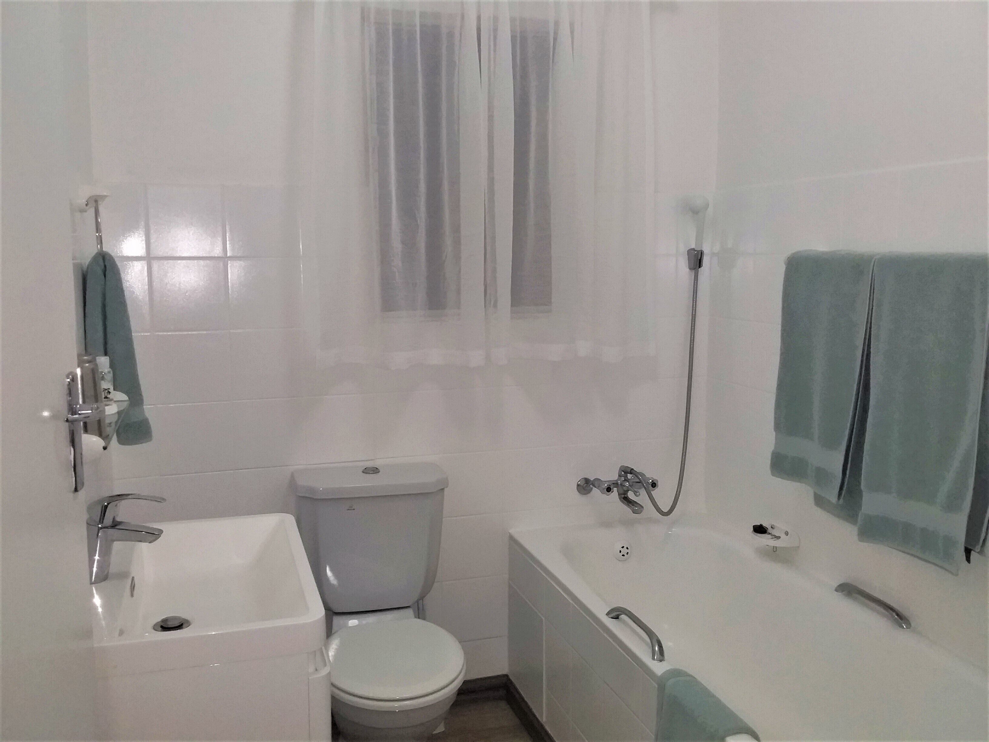 Un baño con inodoro, lavabo y bañera.