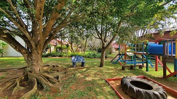 Área de juegos infantiles al aire libre