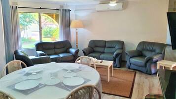Chalet, 3 Bedrooms, 2 Bathrooms | In-room dining