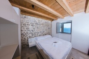 3 bedrooms, iron/ironing board, free WiFi, bed sheets - Stone Lady Croatia (Pisak)