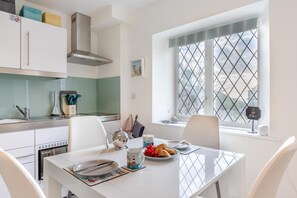 Microwave, oven, cookware/dishes/utensils - 1 Bed in Beer (oc-jbcabi) (Beer)