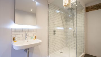 3 Priory Row | Bathroom | Shower, free toiletries, hair dryer, soap