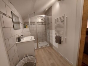 Dusche, Handtücher, Toilettenpapier
