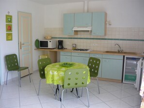 Kühlschrank, Mikrowelle, Herdplatte, Wasserkocher mit Kaffee-/Teezubehör