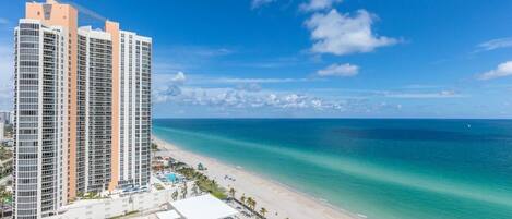 En la playa, camastros y toallas de playa