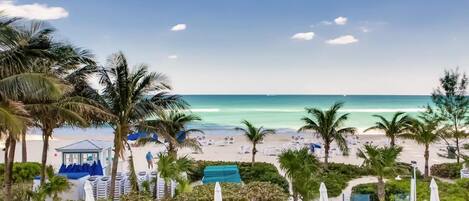 På stranden, solsenger og strandhåndklær