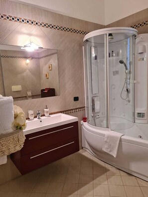 Duschwanne, Haartrockner, Bidet, Handtücher