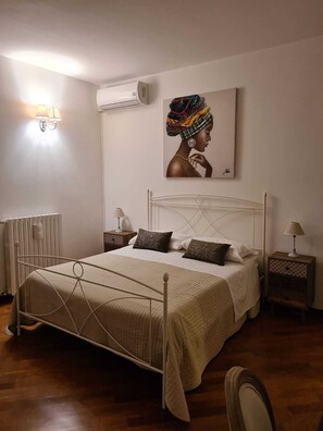 2 bedrooms, travel crib, free WiFi, bed sheets