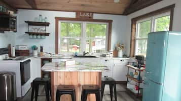 KĂŒhlschrank, Mikrowelle, Ofen, Herdplatte