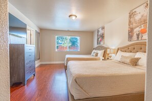 4 chambres, bureau, fer et planche Ă repasser, lit parapluie