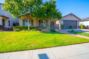 Exterior - Beautiful & Spacious Home close to National Parks (Fresno)