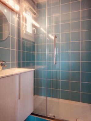 Een douche, een haardroger, handdoeken