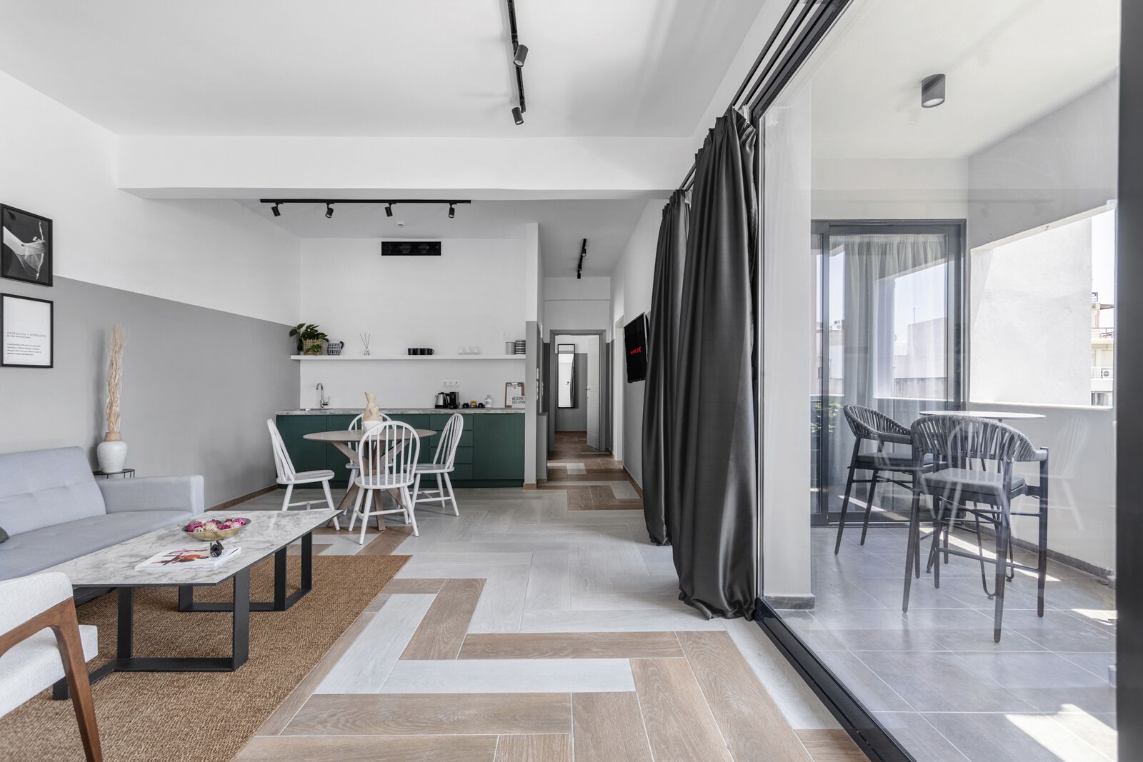 أغطية فراش متميزة وأسرّة بطبقة علوية مريحة وخزنة داخل الغرفة