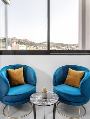 套房, 露台 (Acropolis View) | 高級寢具、特厚豪華床墊、房內夾萬、遮光窗簾/窗簾