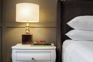 2 slaapkamers, een bureau, een strijkplank/strijkijzer, reisbedje