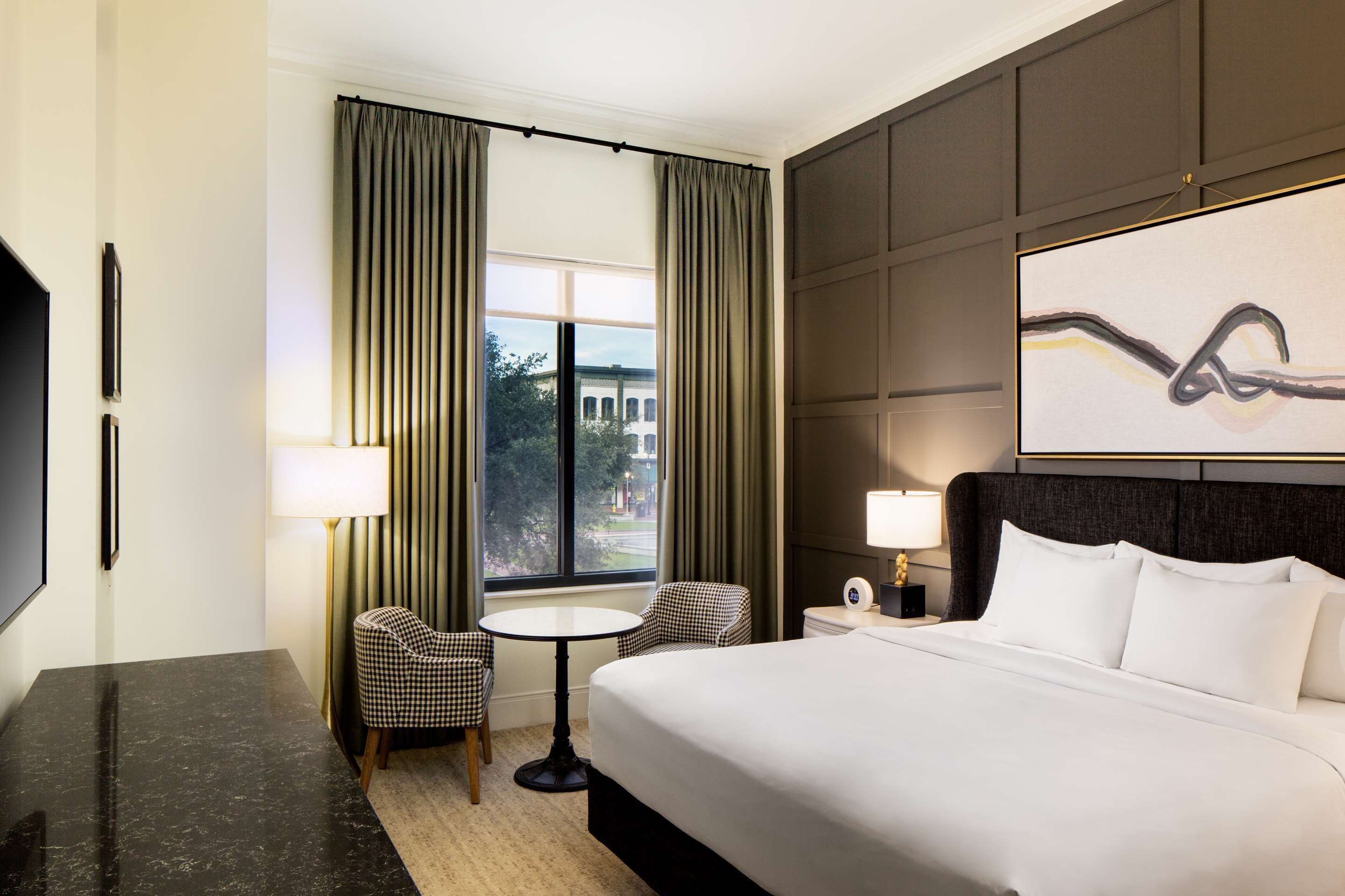 2 slaapkamers, een bureau, een strijkplank/strijkijzer, reisbedje