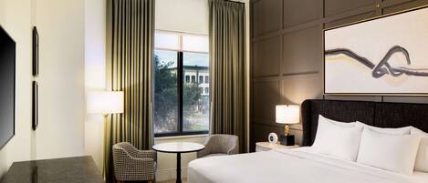 2 slaapkamers, een bureau, een strijkplank/strijkijzer, reisbedje