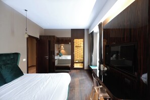 3 bedrooms, desk, Internet, bed sheets