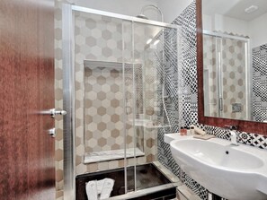 Dusche, Haartrockner, Bidet, Handtücher