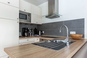 Kühlschrank, Mikrowelle, Ofen, Herdplatte