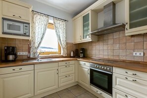 Kühlschrank, Mikrowelle, Ofen, Geschirrspüler