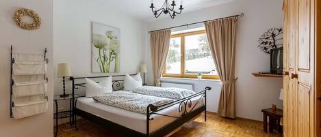 5 bedrooms, iron/ironing board, free WiFi, bed sheets