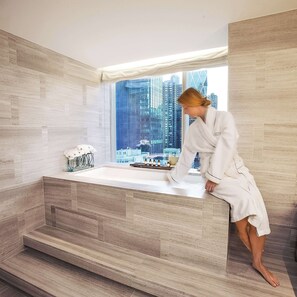 Spa - 1-Bedroom Suite + Connecting Room at a 5⭐️ Hotel (New York)